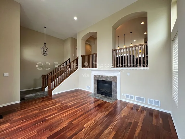 498 Grosvenor Ln — Photo 3