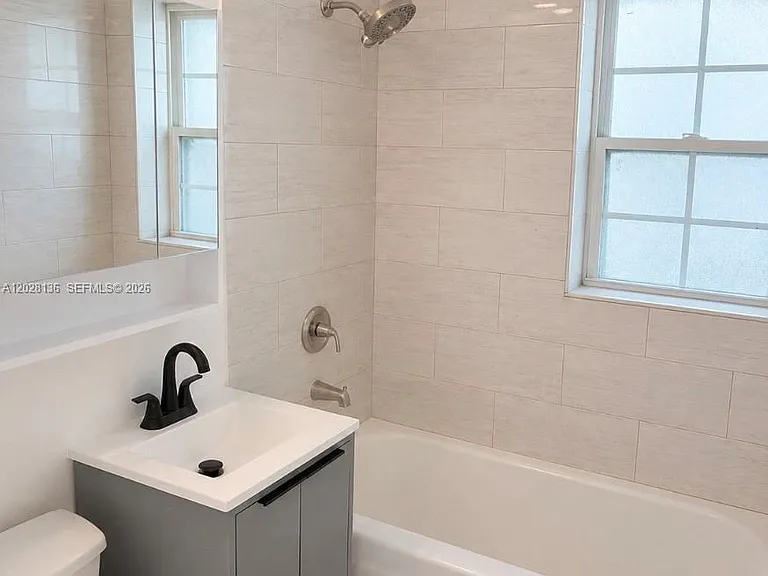 810 NE 3rd Ave — Photo 9