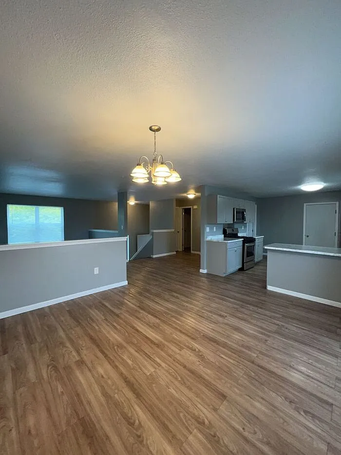 3 bed, 2.5 bath, 1455 sqft, $1,982 — Photo 2