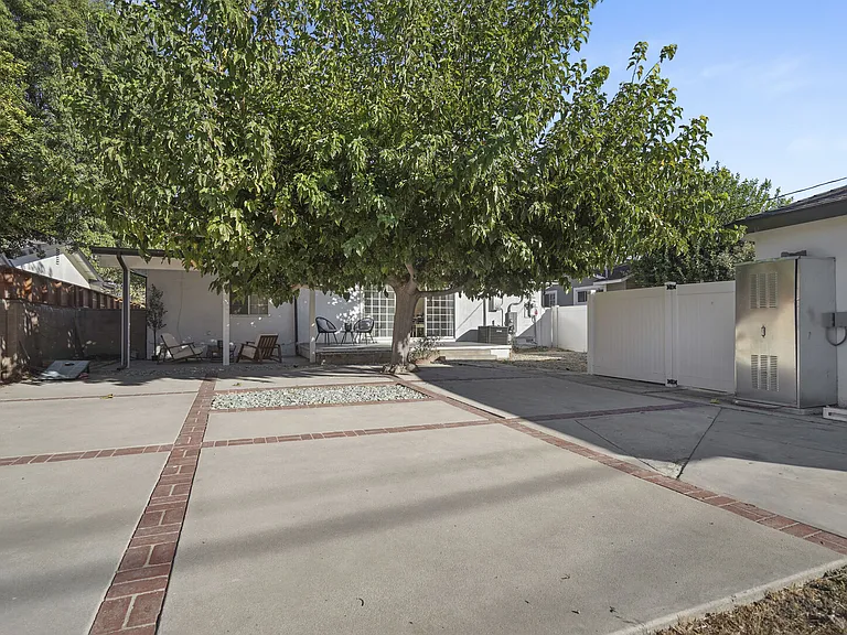 Woodlake Ave — Photo 16