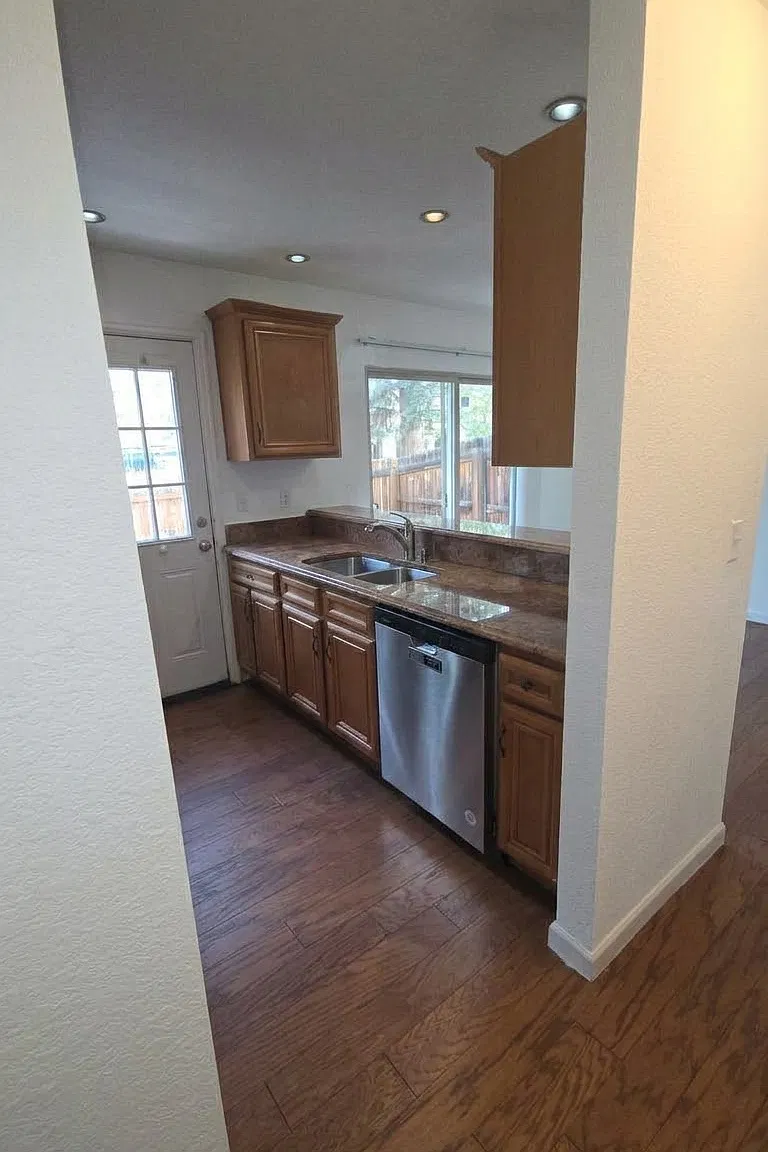 3 bed, 1944 sqft, $2,700 — Photo 2