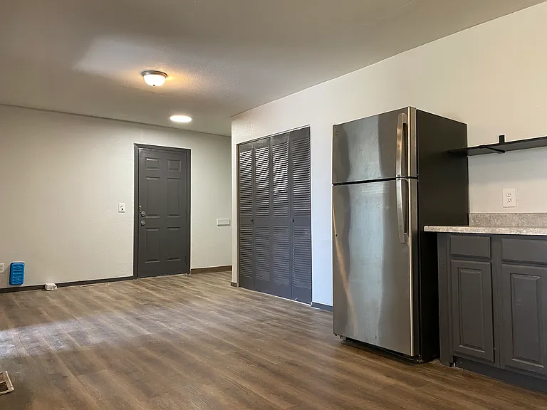 2302 S Saint Clair Ave — Photo 3