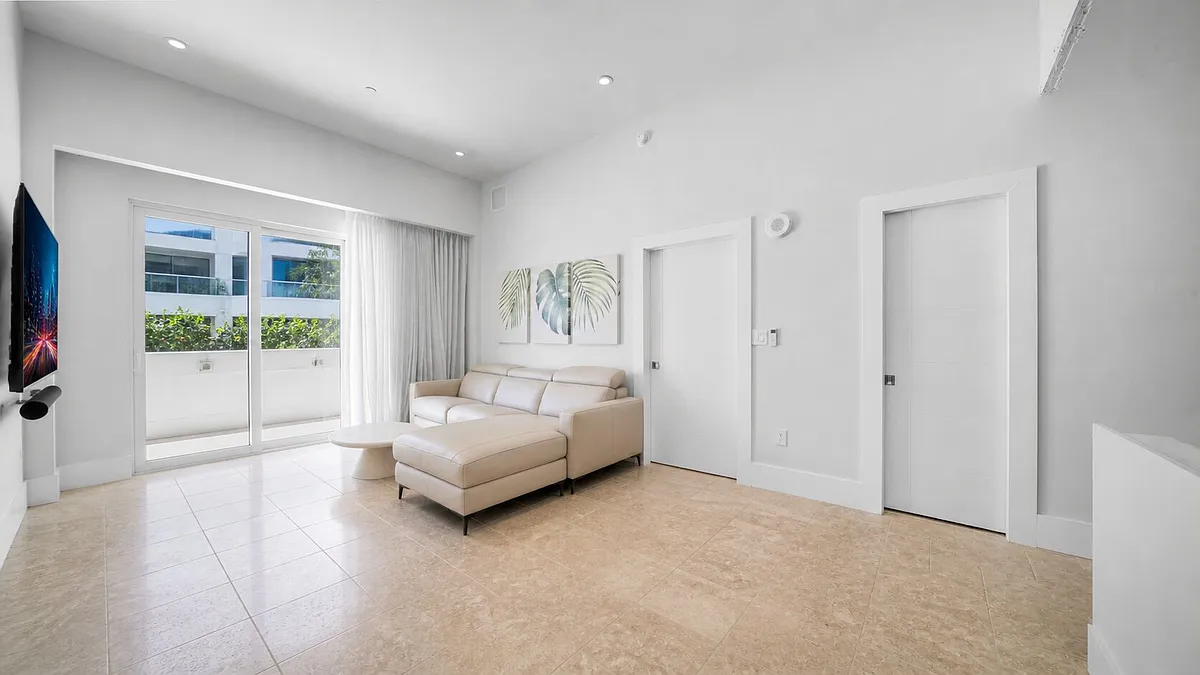 Building Photo - 6917 Collins Ave #L-107