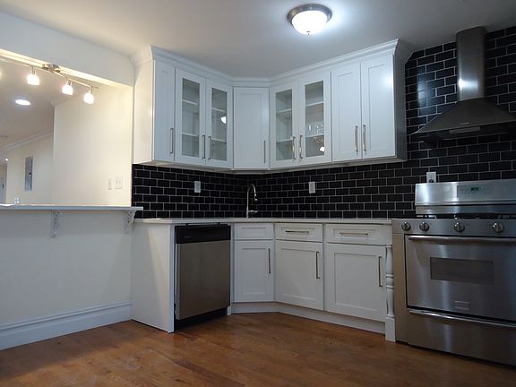 3rd image of 553 Putnam Ave #1