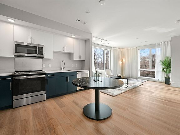5th image of 21 Soldiers Field Pl Unit 408
