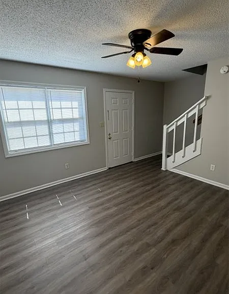 1002 Fieldcrest Cir — Photo 2