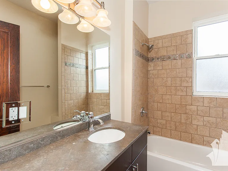 1436 W Addison St — Photo 7