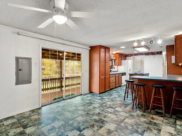 602 Legendary Ln — Photo 12