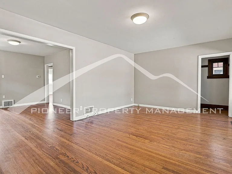 427 S Washington St — Photo 4