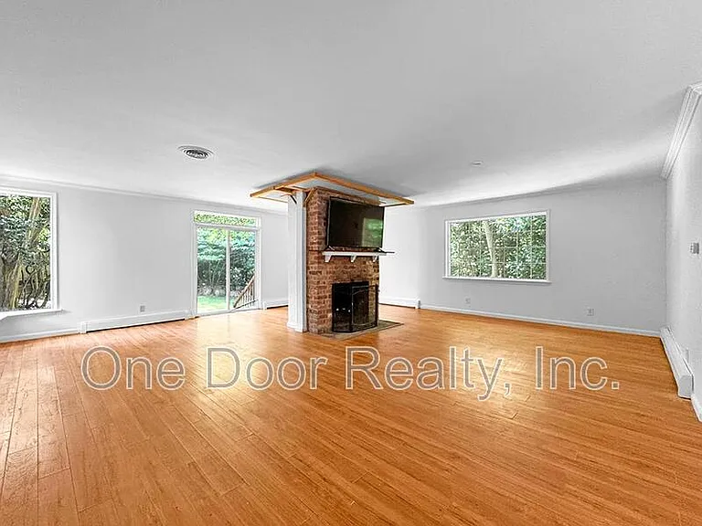 712 Powell St — Photo 2