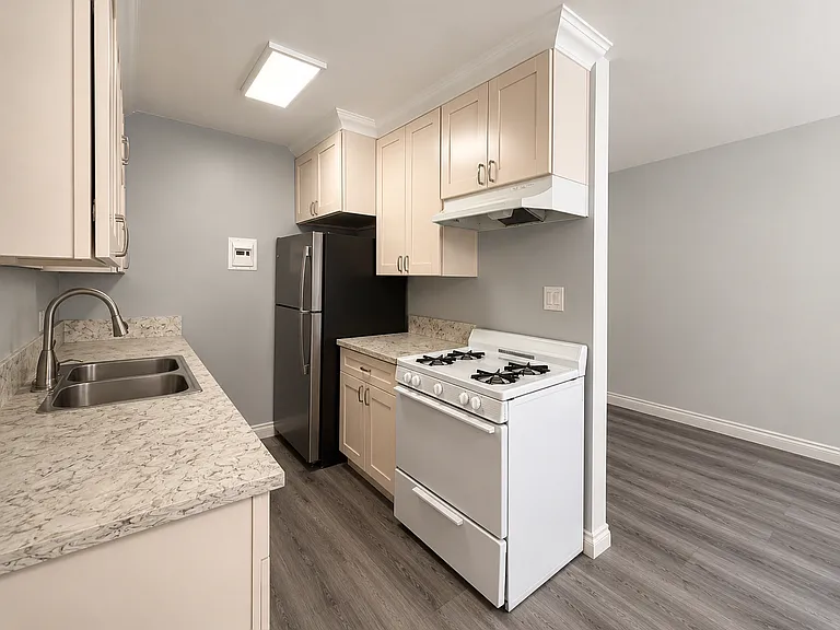 526 E Windsor Rd — Photo 8