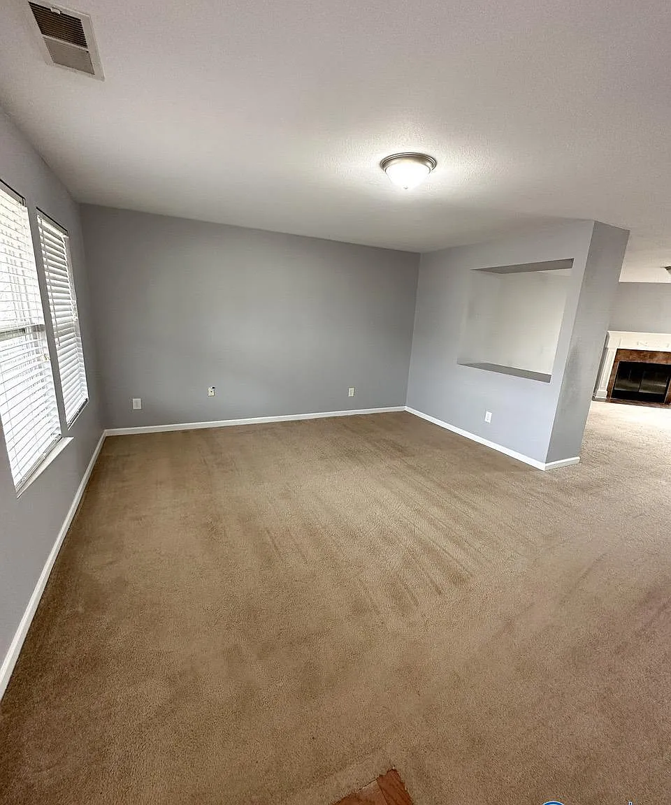 4 bed, 2820 sqft, $2,200 — Photo 3