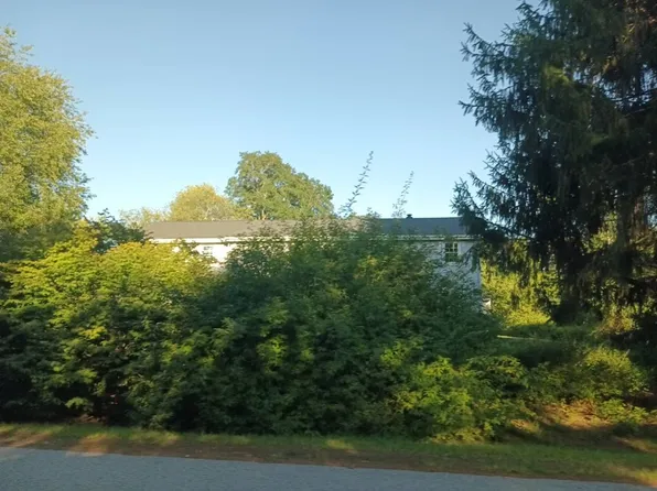 5 Raeder Dr, Stratham, NH 03885