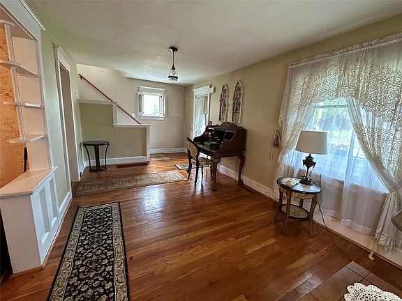 3rd image of 22 Helen St