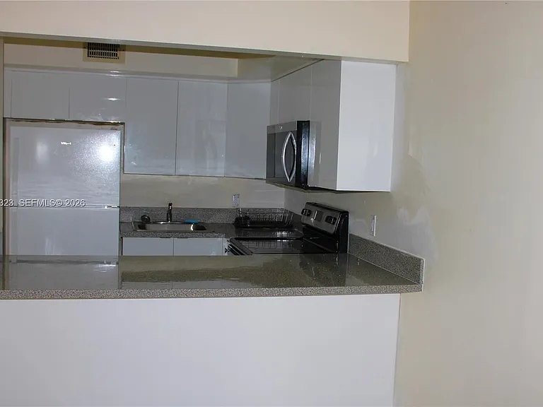 2260 W 55th St #2 — Photo 9