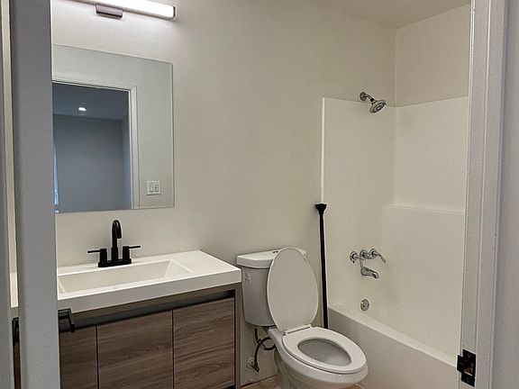 5th image of 686 S Ardmore Ave APT 203