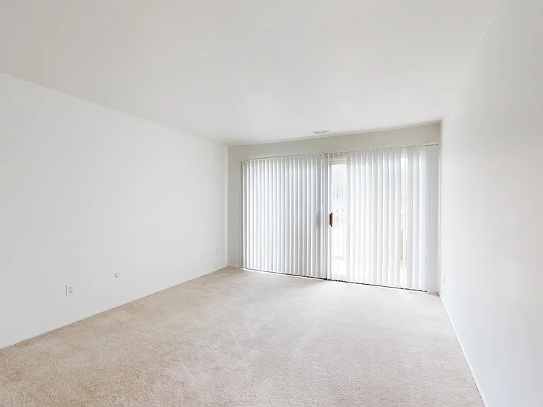 Whitehall Apartments — Photo 31
