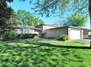 65 Chestnut Cir, Lindenhurst, IL 60046