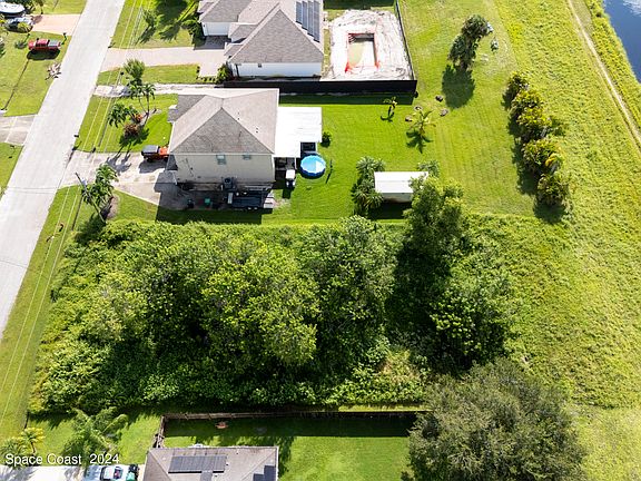 5th image of 375 SW Kestor Dr