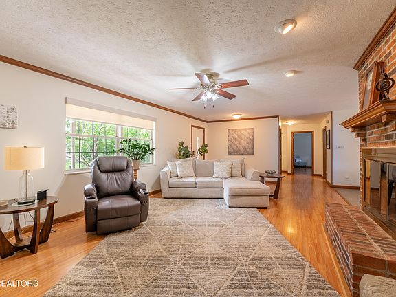 5th image of 1429 Farrington Dr