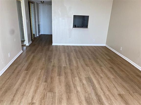 4th image of 470 Executive Center Dr APT 4M