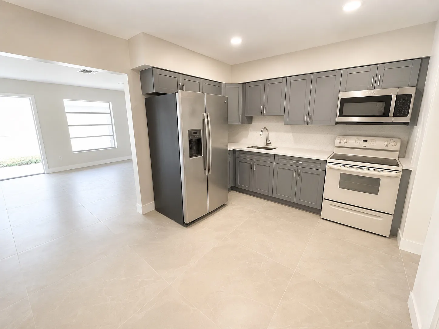 3 bed, 1100 sqft, $2,700 — Photo 2