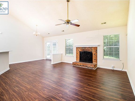 4th image of 1105 Coachlight Cres