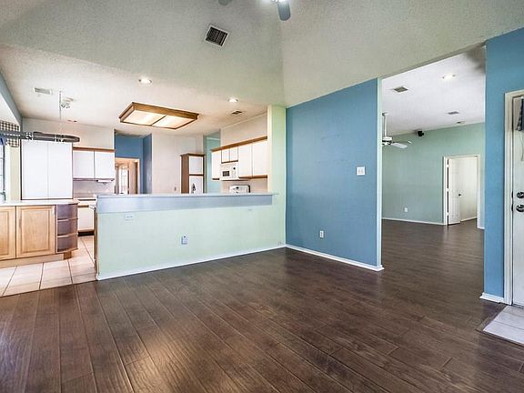 5th image of 8218 Columbia Dr