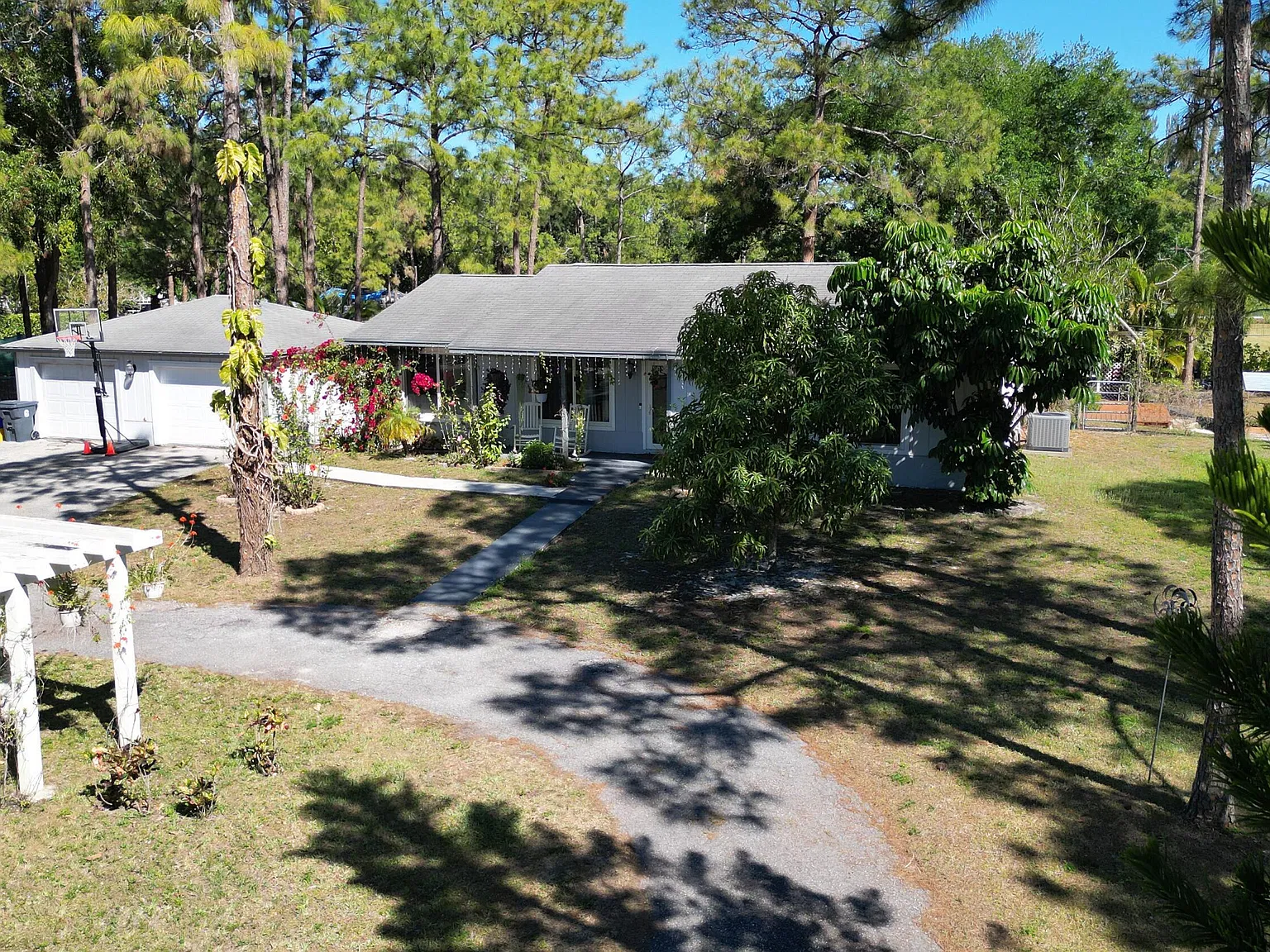 3 bed, 2.0 bath, 1305 sqft, $4,200 — Photo 2