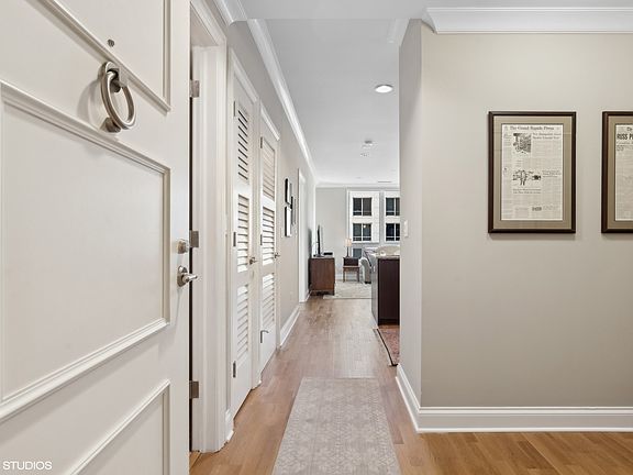 2nd image of 10 E Delaware Pl #10C