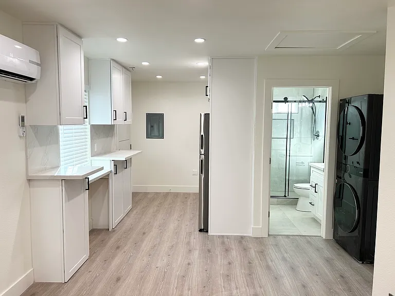 616 E Avenida De Las Flores #C — Photo 16
