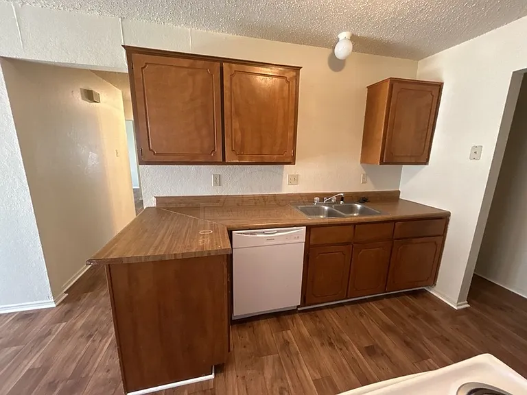 2108 Carousel Dr — Photo 6