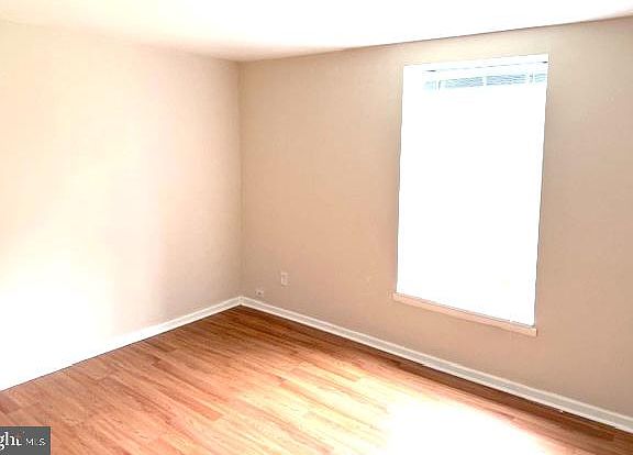 3rd image of 109 King William St #109
