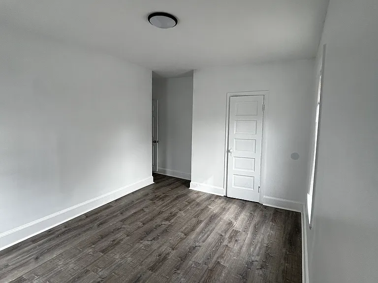  212 Burnside Ave Basem 2Bed/1Ba PetOK Laundry +Storage — Photo 11