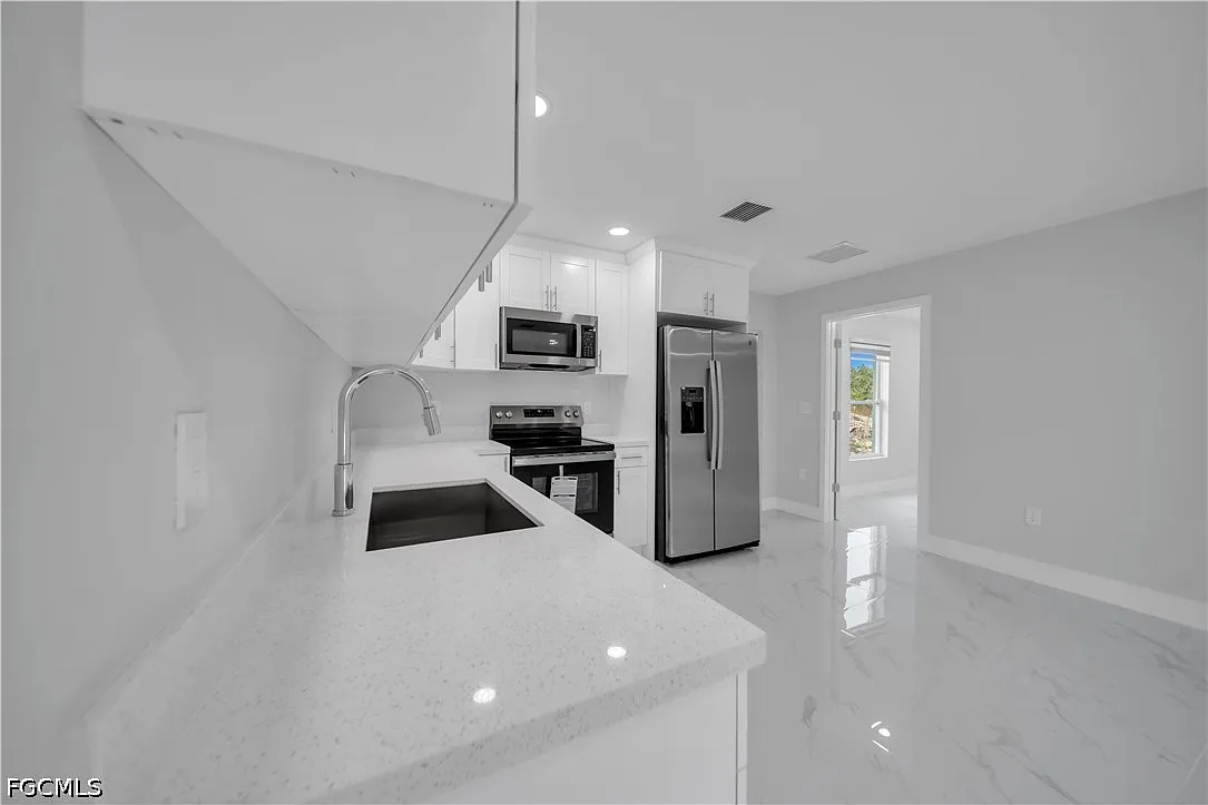 3 bed, 2.0 bath, 1058 sqft, $1,700 — Photo 3