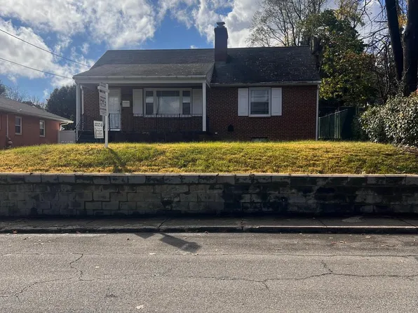 536 S Seminary St, Charles Town, WV 25414