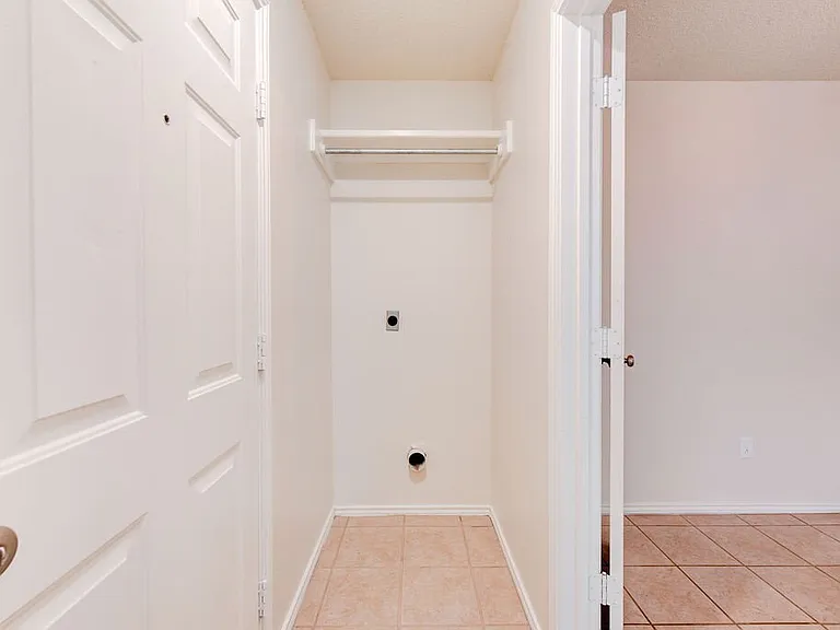 221 Grover Ave — Photo 12