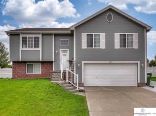 809 Lake Vista Dr, Papillion, NE 68046