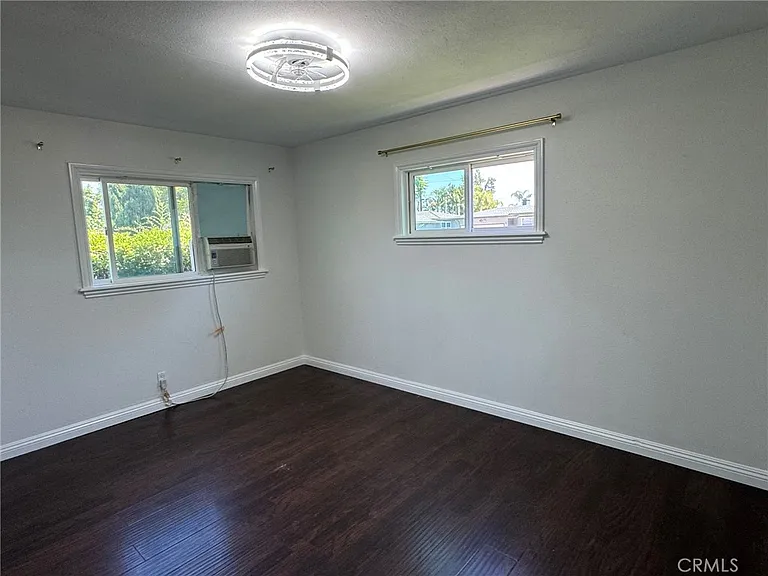 1041 W Acacia Ave — Photo 15