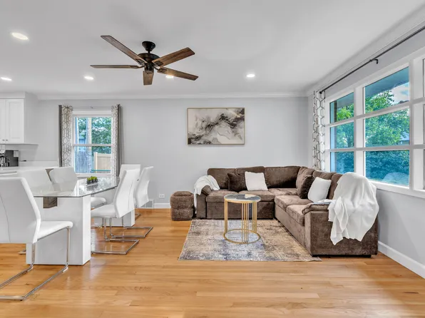 953 S Kirk Ave, Elmhurst, IL 60126