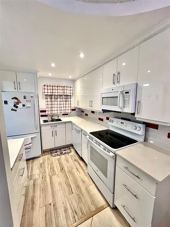 9660 Sunrise Lakes Blvd #208