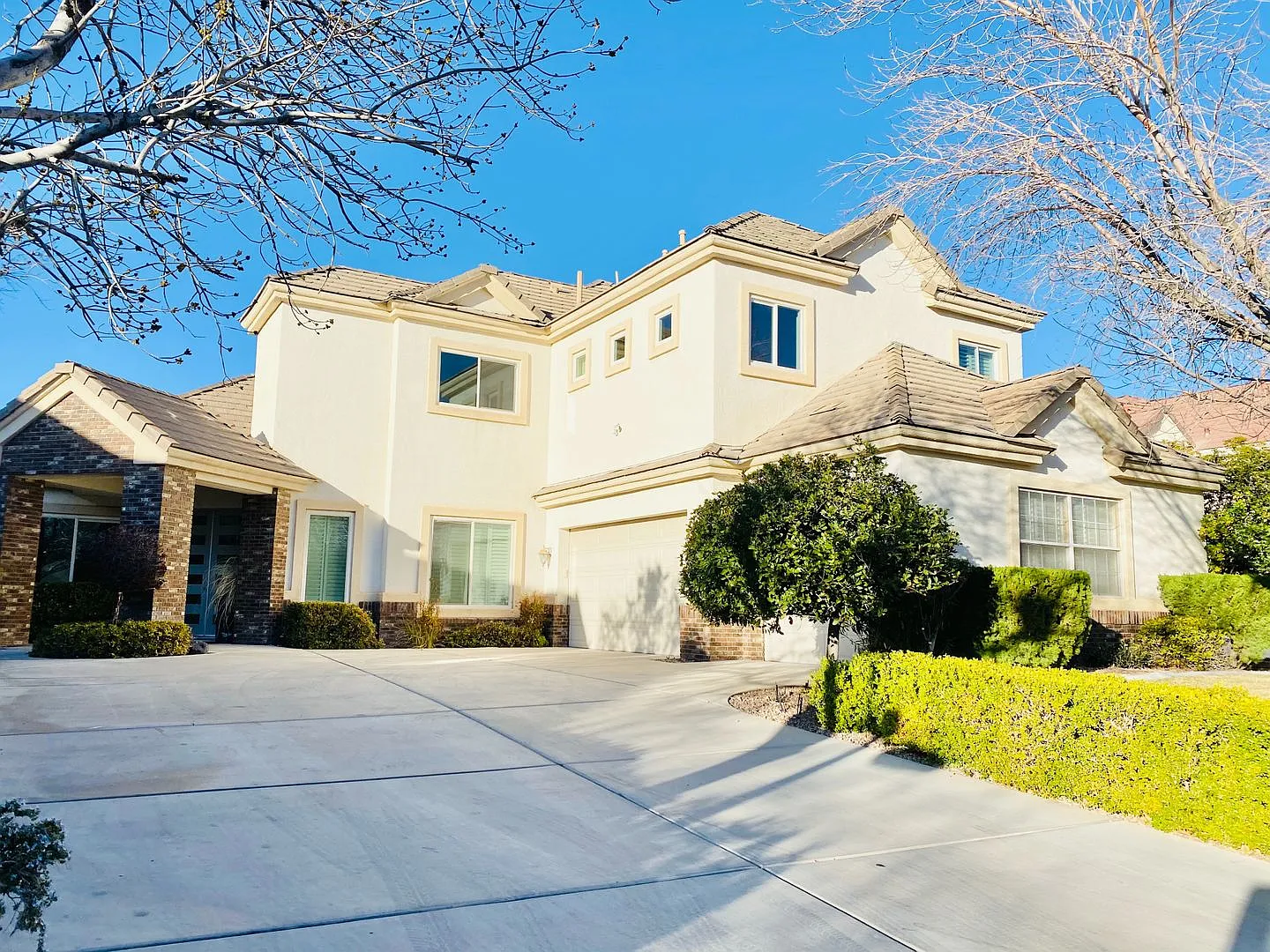 Beautiful 2 Story home in Queensridge guard gated community with spacious 5 bedrooms & 4 bathroom... — Photo 1