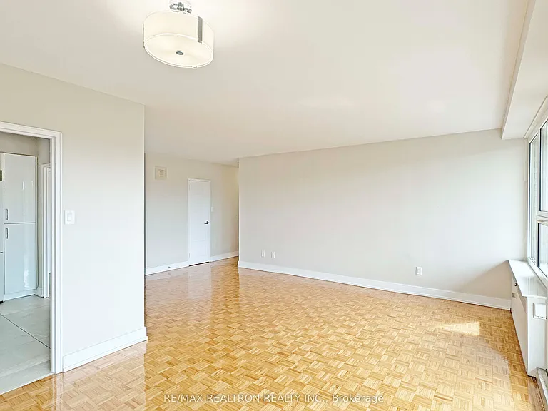 10 Shallmar Blvd #607 — Photo 2