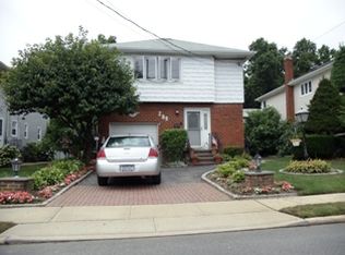 209 Fulton St, Westbury, NY 11590