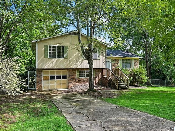 2nd image of 620 Cresap Cir NE