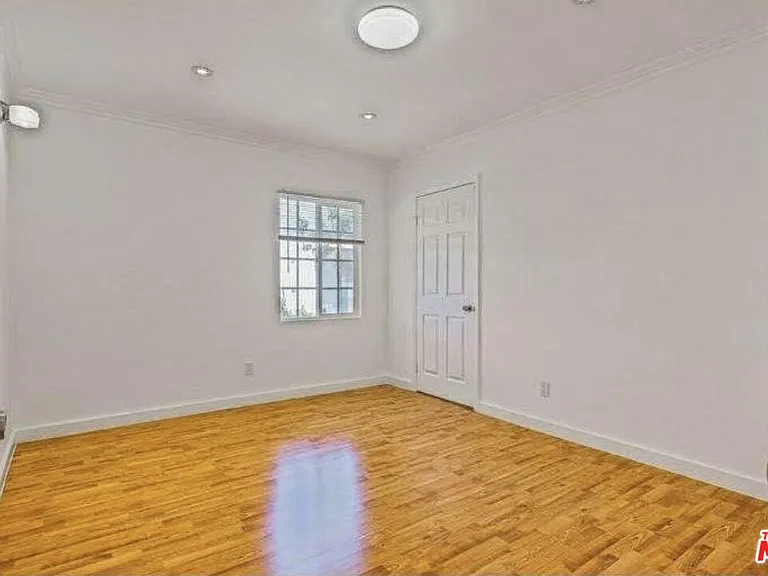 110 S Alexandria Ave — Photo 5