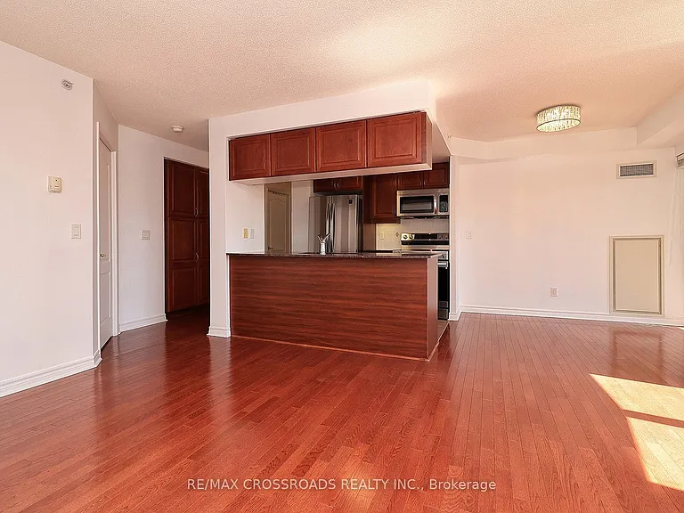 350 Princess Royal Dr #703 — Photo 9