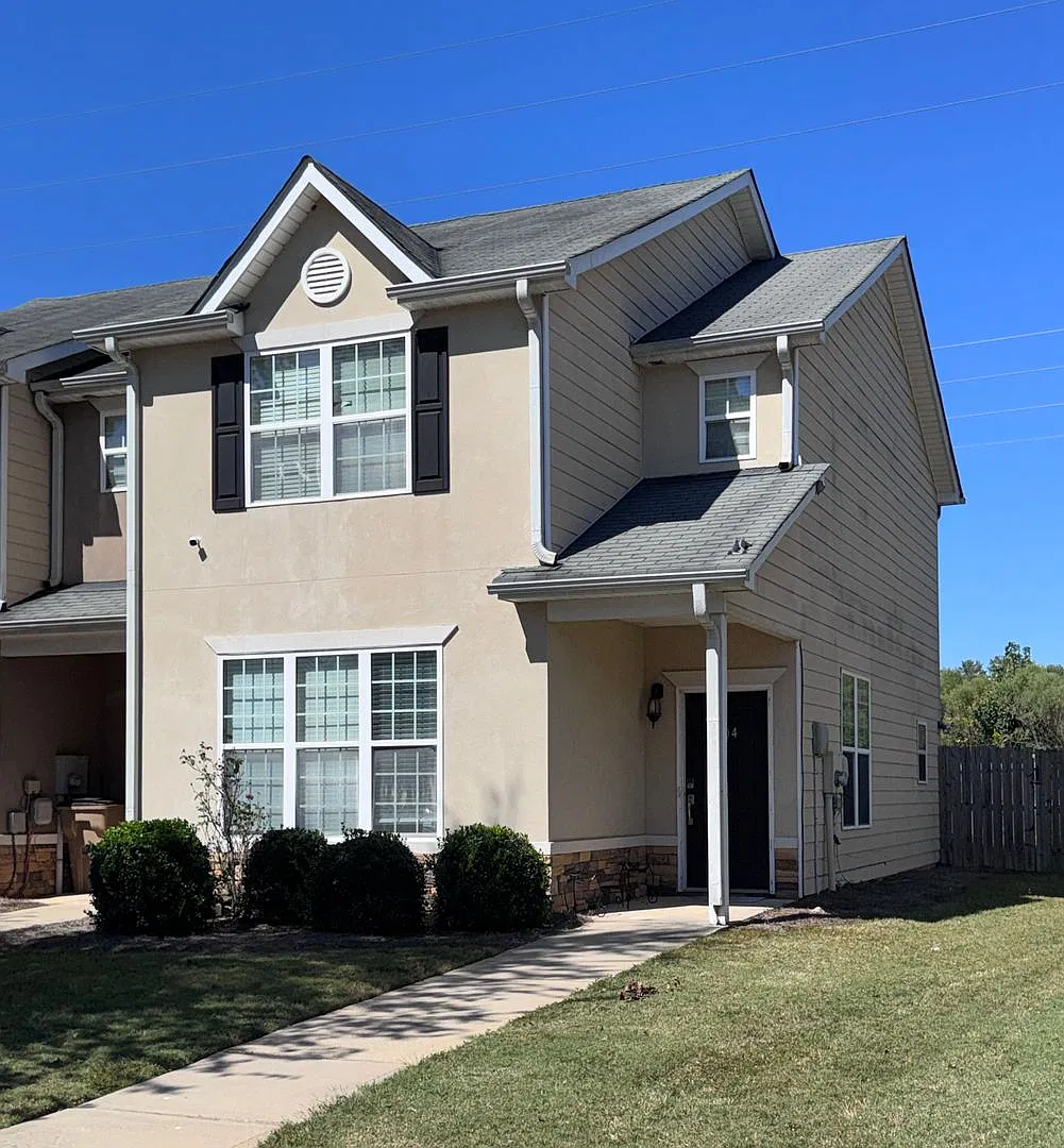 Updated 3 Bedroom End Unit Townhome! — Photo 1