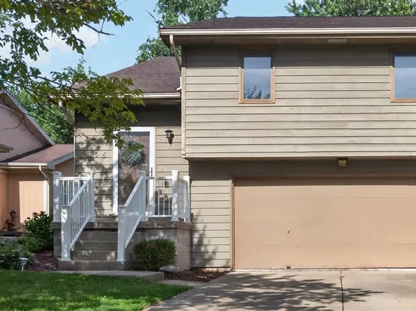 1306 Cadwell Dr, Bloomington, IL 61704