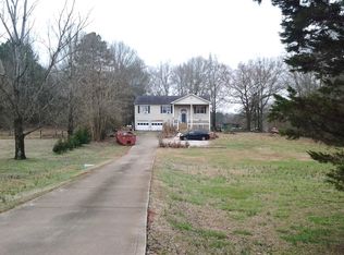 1027 River Bluff Dr, Winder, GA 30680